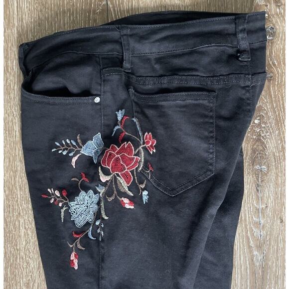 Women Junior Embroidered Jeans Size 8 Black Stretch Skinny Floral Boho Rodeo Med - Picture 4 of 10
